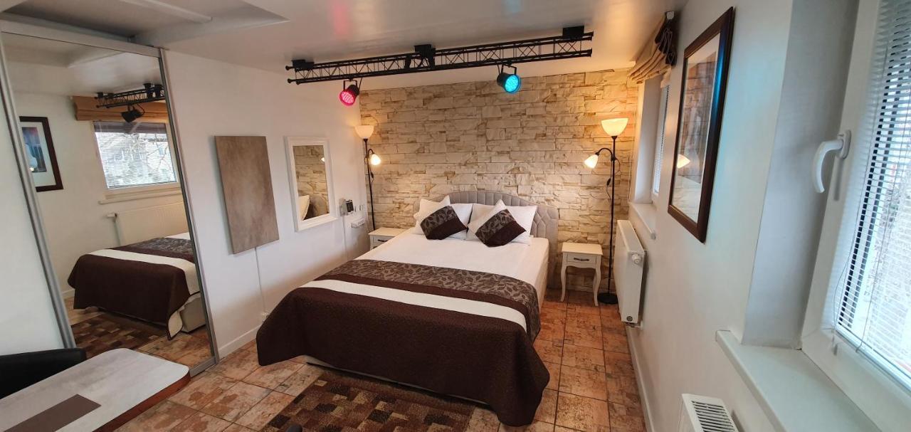 Aparthotel 3 ,, Cosy House Studio" & Parking Каунас Екстериор снимка
