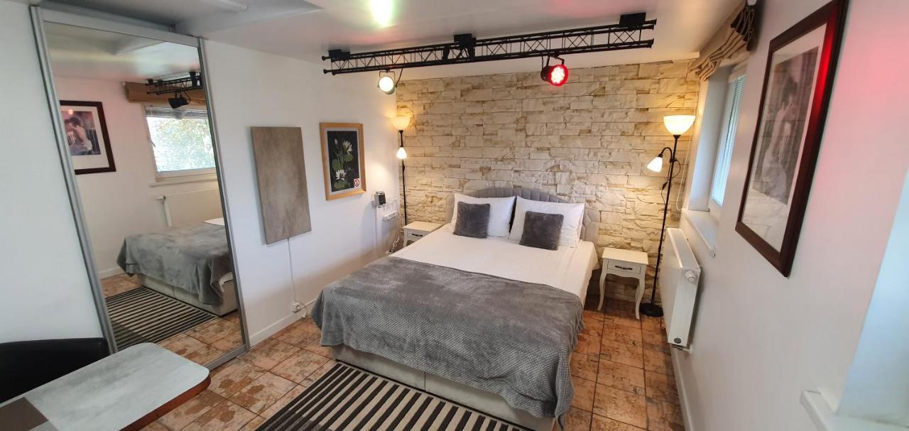 Aparthotel 3 ,, Cosy House Studio" & Parking Каунас Екстериор снимка